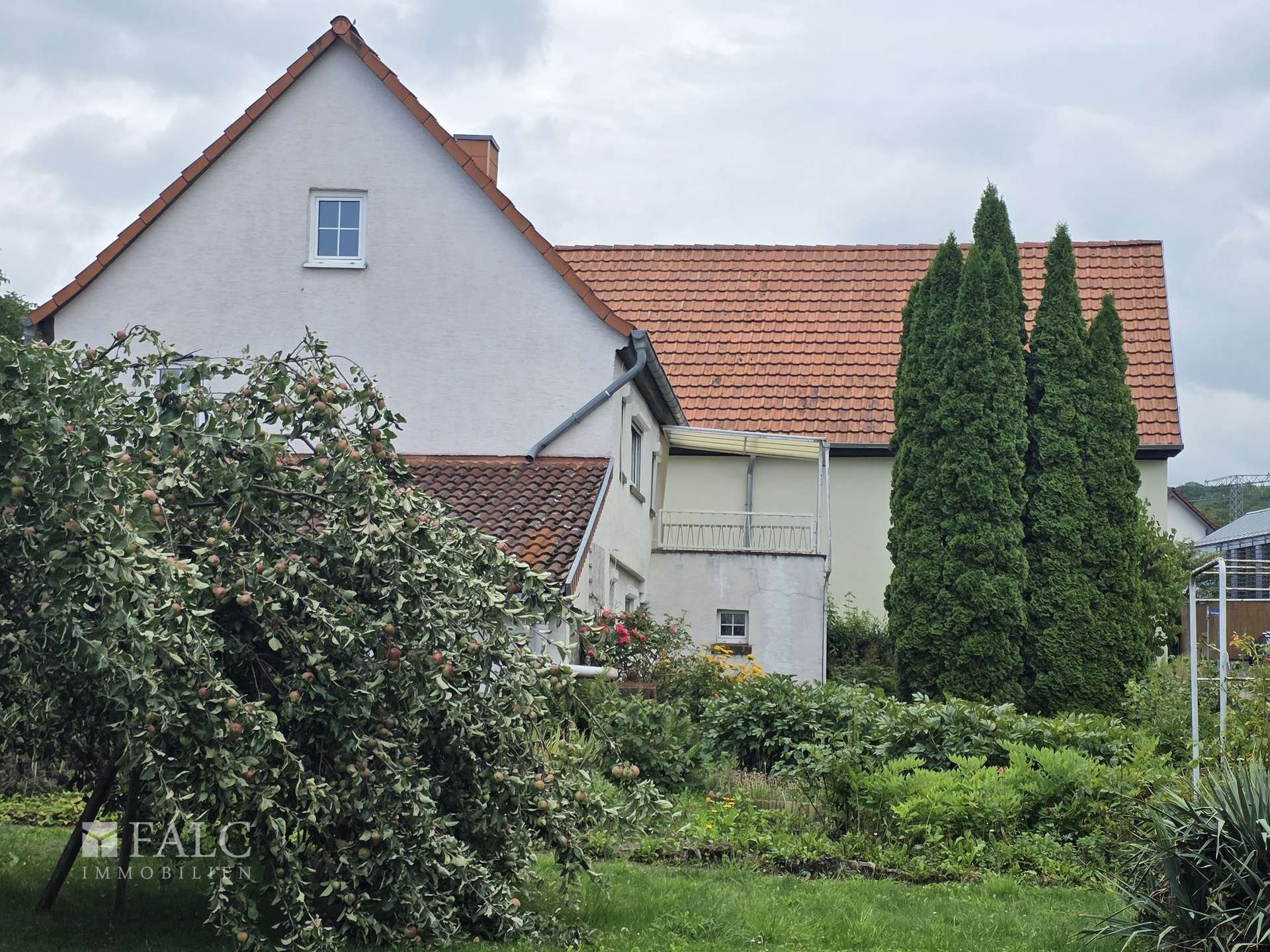 Haus vom Vorgarten aus